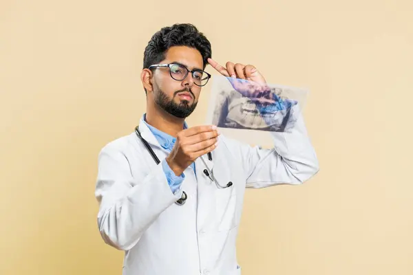 Indiano Jovem Médico Ortodontista Homem Examina Uma Imagem Panorâmica Raio — Fotografia de Stock