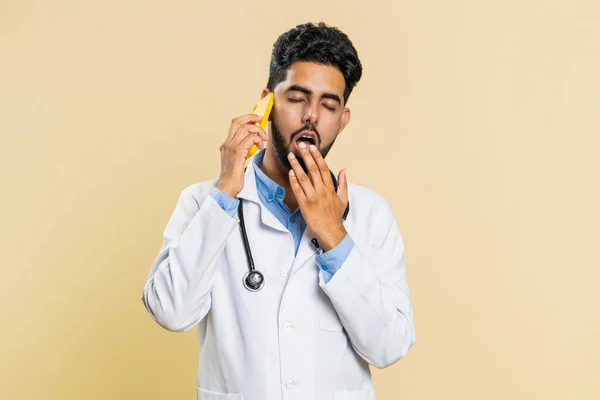 Desinteresado Médico Indio Cardiólogo Hombre Haber Molesto Aburrido Hablar Teléfono —  Fotos de Stock