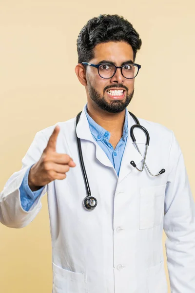 Ινδός Καρδιολόγος Γιατρός Κουνάει Δάχτυλο Και Λέει Όχι Είστε Προσεκτικοί — Φωτογραφία Αρχείου