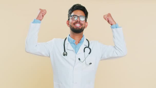 Indiska Unga Läkare Kardiolog Man Firar Framgång Seger Vinna Prestation — Stockvideo