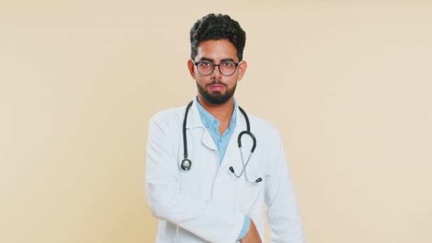 Індійський Молодий Лікар Кардіолог Чоловік Носить Медичну Маску Захисту Обличчя — стокове відео