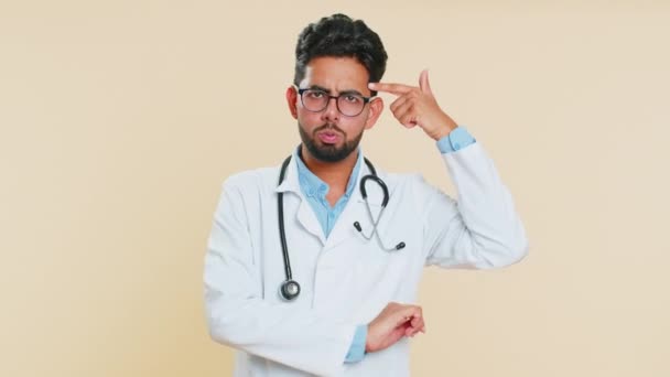 Estás Loco Fuera Confundido Joven Médico Indio Cardiólogo Hombre Apuntando — Vídeo de stock