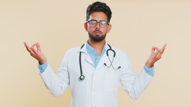 Calme Toi Calme Toi Repose Toi Concentré Heureux Médecin Indien — Video