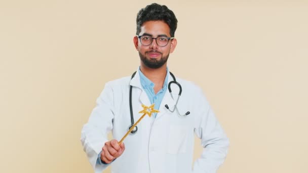 Magikern Trollkarl Indiska Unga Läkare Kardiolog Man Med Magi Trollstav — Stockvideo