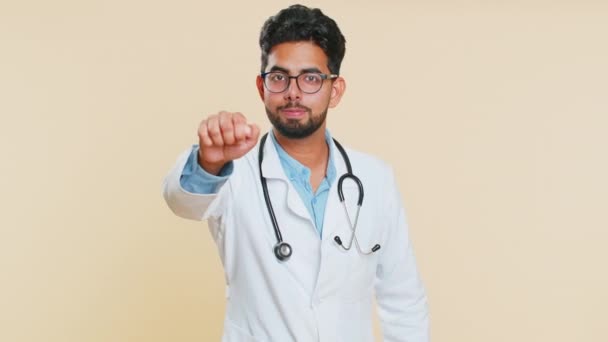 Knock Knock Wer Ist Aufgeregte Junge Indische Arzt Kardiologe Mann — Stockvideo