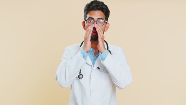 Zachowaj Moje Sekrety Cisza Indyjski Lekarz Kardiolog Szepcze Plotki Trzymaniu — Wideo stockowe