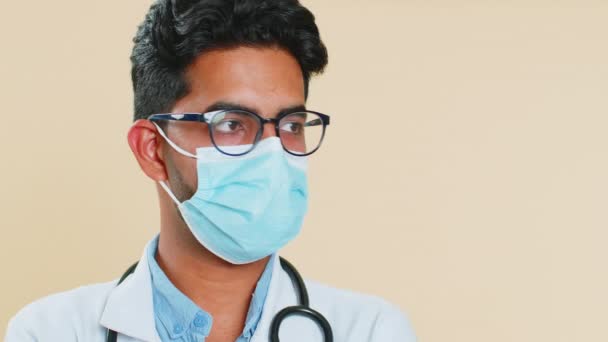Retrato Facial Jovem Médico Indiano Cardiologista Homem Trabalhador Laboratório Óculos — Vídeo de Stock