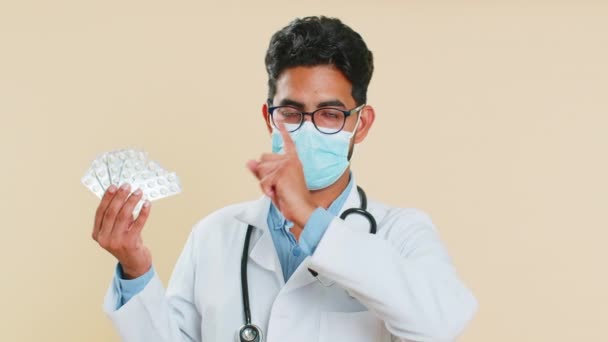 Médico Indiano Cardiologista Homem Mostra Muitas Pílulas Tablet Bolhas Recomenda — Vídeo de Stock
