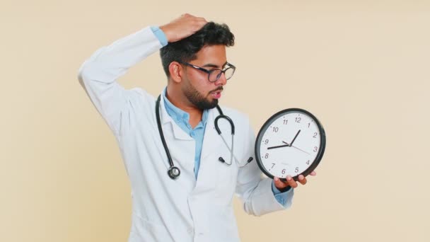 Indiano Jovem Médico Cardiologista Homem Com Ansiedade Verificando Tempo Relógio — Vídeo de Stock