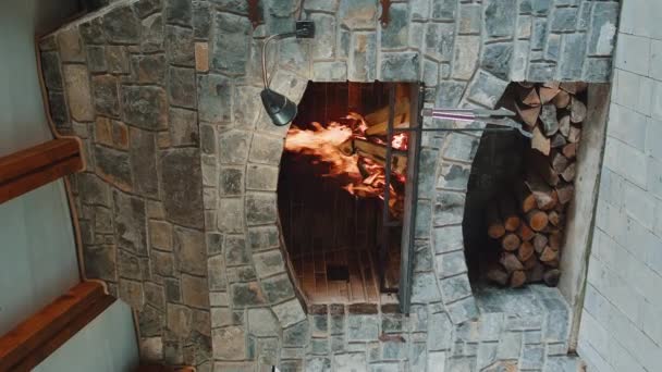 火で焼く石のバーベキューの薪 食肉魚を調理するためのオープンレンガのオーブン 裏庭の他の料理 レストランキッチン ピザオーブン バーベキューグリル インテリア建設 バーティカル — ストック動画
