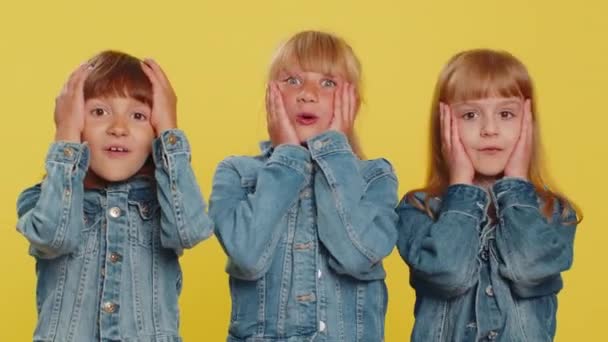 Herregud Wow Små Barn Systrar Tittar Förvånad Kameran Med Stora — Stockvideo