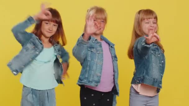 Okay Teenager Mädchen Kleine Kinder Die Zustimmend Die Kamera Schauen — Stockvideo
