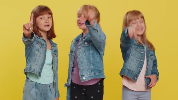 Hej Puberťačky Vzrušeně Usmívají Ukazují Kameru Vybírají Šťastného Vítěze Který — Stock video