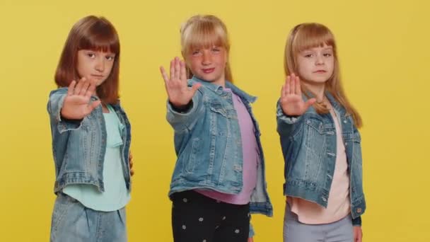 Девочки Подростки Говорят Держите Скрещенные Руки Стоп Жесте Предупреждайте Финише — стоковое видео