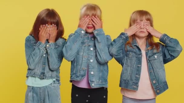 Ich Mir Das Nicht Anschauen Schrecklich Teenagermädchen Schließen Die Augen — Stockvideo