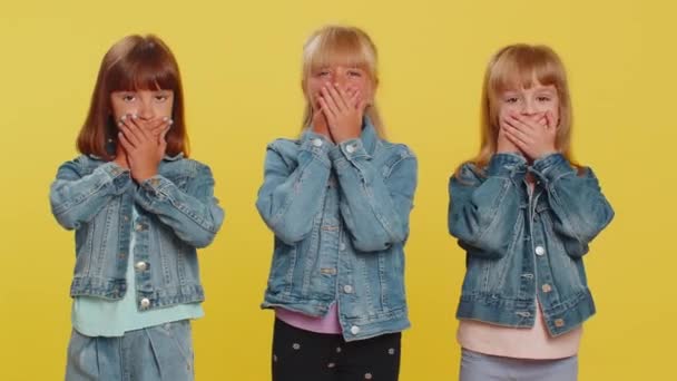 Dirai Rien Petites Filles Fermant Bouche Avec Les Mains Regardant — Video