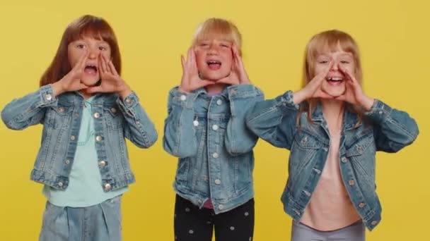 Adolescentes Expressives Tenant Main Près Bouche Criant Bruyamment Criant Criant — Video