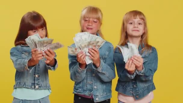 富有快乐的少女挥动钞票像粉丝一样钞票 成功的商业生涯 彩票游戏的赢家 大收入 孩子们的妹妹三个兄弟姐妹的孩子 — 图库视频影像