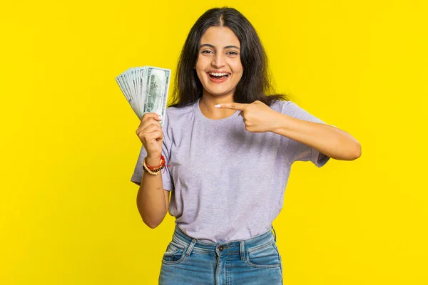 裕福な幸せなインドの若い女性は ファン 成功したビジネスキャリア 宝くじの勝者 大きな収入の富のような紙幣を振ります 黄色の背景に孤立したアラビアのヒンドゥー教の少女 ロイヤリティフリーのストック画像