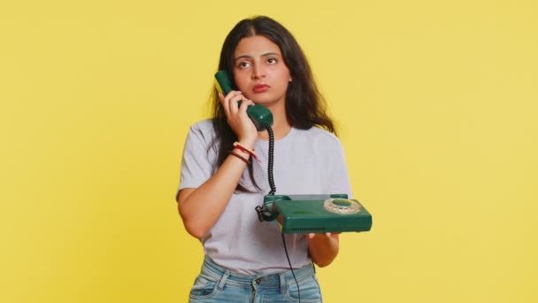 Lelah Bosan Wanita India Berbicara Pada Kabel Telepon Vintage Membodohi — Stok Video