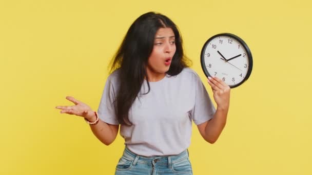 Индийская Молодая Женщина Тревогой Проверяет Время Часах Опаздывает Работу Опаздывает — стоковое видео