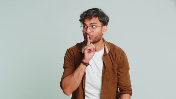 Var Tyst Indiska Unga Man Trycker Pekfinger Mot Läppar Gör — Stockvideo