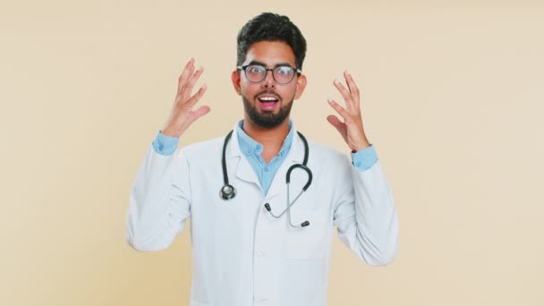 Herregud Jøss Spennende Overrasket Vinner Indisk Ung Lege Kardiolog Mann – stockvideo