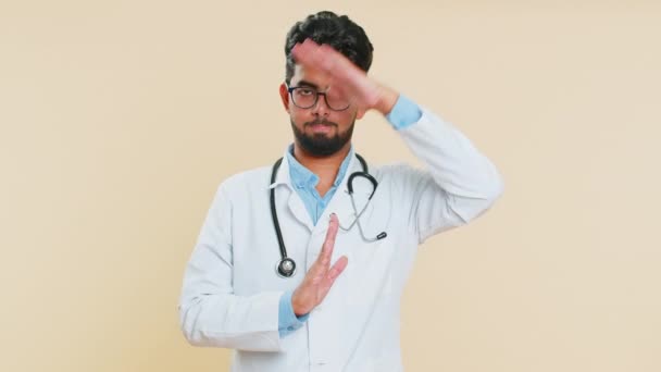 Stanco Grave Sconvolto Indiano Giovane Medico Cardiologo Uomo Mostrando Tempo — Video Stock