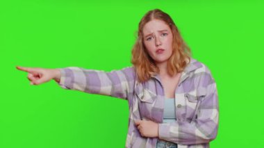 Defol git buradan. - Kovuldun! Sinirli, beyaz bir kadın, parmağını gösterip onu rahat bırakmasını istiyor. Sıkı patron ateşi, çatışma, kavga. Kızıl saçlı kız kapalı alanda krom anahtar arka planda izole edilmiş.