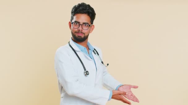 Joven Médico Cardiólogo Indio Levantando Las Manos Preguntando Por Qué — Vídeos de Stock