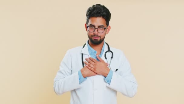 Daj Pieniądze Proszę Indyjski Młody Lekarz Kardiolog Masujący Palce Pokazuje — Wideo stockowe