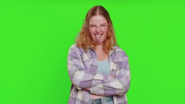 Rolig Komisk Lekfull Ung Kvinna Gör Dumma Ansiktsuttryck Och Grimma — Stockvideo