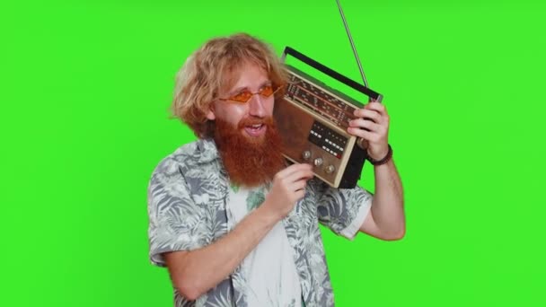 Ευτυχισμένος Νεαρός Καυκάσιος Που Χρησιμοποιεί Ρετρό Κασετόφωνο Για Ακούσει Μουσική — Αρχείο Βίντεο