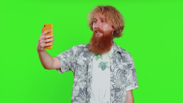 Ευτυχισμένος Νεαρός Καυκάσιος Blogger Τραβώντας Selfie Πορτραίτο Smartphone Επικοινωνώντας Βιντεοκλήση — Αρχείο Βίντεο