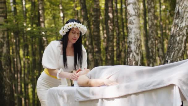 Çiçekli Kadın Doktor Kadınları Ormanın Ortasında Spa Masajı Yapmaya Zorluyor — Stok video