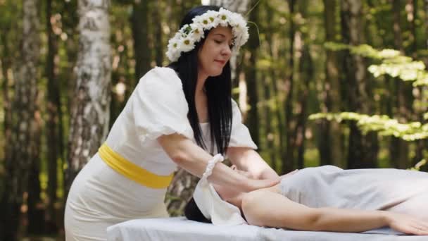 Terapeut Kvinnlig Läkare Gör Kvinna Avkopplande Spa Ansikte Massage Med — Stockvideo