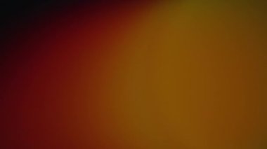 Işık sızıntısı 4K görüntüsü. Lens parlaklığı bokeh örtüleri, yanan alev arka planı. Görüntülerinizi birleştirmek, videoyu biçimlendirmek, dönüşümleri sağlamak için. Odaklanmış lamba flaş ışını etkisi. Işık titreşimleri ve ışıltı