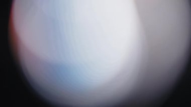 Çok renkli ışık siyah arkaplanda 4K görüntü sızdırıyor. Stüdyoda gaz sızıntısı var. Doğal aydınlatma ışınları bokeh etkisi. Çekimlerinizi birleştirmek, videoyu biçimlendirmek, geçişlerinizi