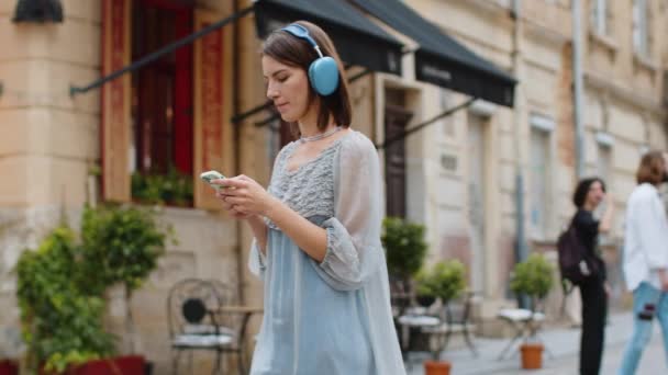 Χαρούμενη Χαλαρή Περιχαρής Νεαρή Γυναίκα Ασύρματα Ακουστικά Επιλέγοντας Ακούγοντας Αγαπημένο — Αρχείο Βίντεο