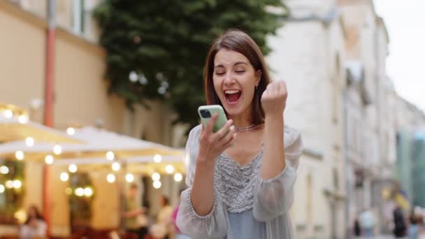 Hübsche Junge Frau Nutzt Handy Smartphone Feiert Gewinn Gute Nachricht — Stockvideo