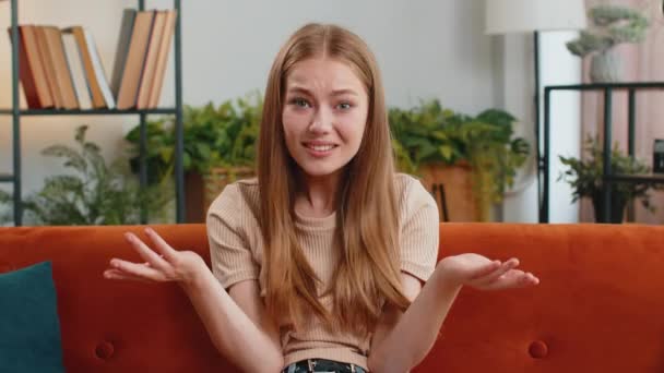 Warum Frau Hebt Mit Empörtem Gesichtsausdruck Die Hände Und Fragt — Stockvideo