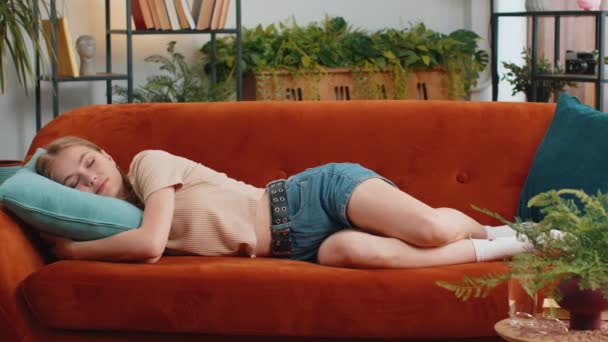 Ritratto Giovane Donna Stanca Godere Rilassarsi Sul Divano Casa Camera — Video Stock