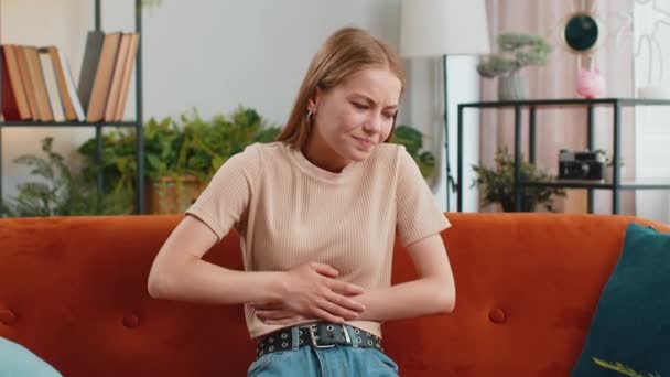 Femeie Bolnavă Care Suferă Dureri Stomac Dureroase Crampe Menstruale Întinse — Videoclip de stoc