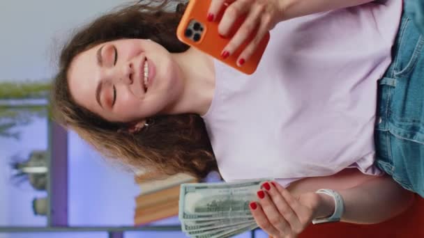 Familienhaushalt Planen Lächelnde Junge Frau Beim Geldzählen Smartphone Rechnungen Heimischen — Stockvideo