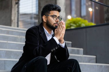 Hintli işadamı, şans diliyor, Tanrı 'ya dua ediyor, af diliyor, dışarıda şans diliyor. Şehir merkezindeki Hindu serbest çalışan Arap bir adam. İş adamı yaşam tarzı
