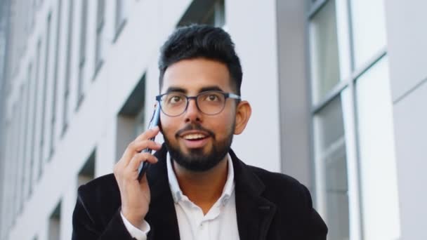 Telefon Dobre Wieści Plotki Szczęśliwy Zaskoczony Indyjski Biznesmen Przyjemnej Rozmowie — Wideo stockowe