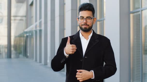 Przykład Szczęśliwy Indyjski Biznesmen Podnosi Kciuki Górę Zgadza Się Daje — Wideo stockowe