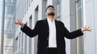 - Ne? - Neden? Şaşırmış Hintli işadamı, başarısızlığın nedenini sorarak el kaldırıyor, dışarıda yaşanan sorunlardan kuşkulandığını gösteriyor. Kafası karışmış Arap Hindu serbest çalışan adam.
