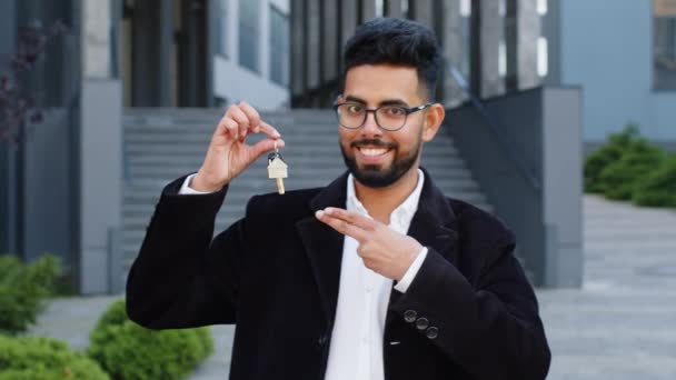 Indischer Geschäftsmann Immobilienmakler Hebt Die Hand Und Zeigt Schlüssel Für — Stockvideo