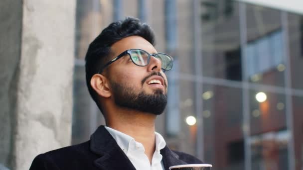 Szczęśliwy Brodaty Indyjski Biznesmen Cieszący Się Poranną Kawą Gorącym Napojem — Wideo stockowe
